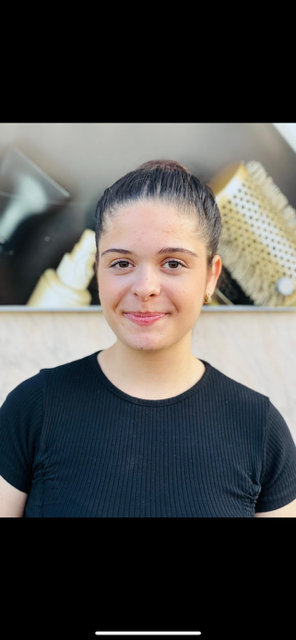 Wir möchten Nathi unser Kücken vorstellen. Sie hat mit der Lehre begonnen und mit Ihren freundlichen Wesen bringt Sie uns alle zum lachen. Sie ist son bemüht und ich bin überzeugt das Sie eine sehr gute Friseurin werden wird!